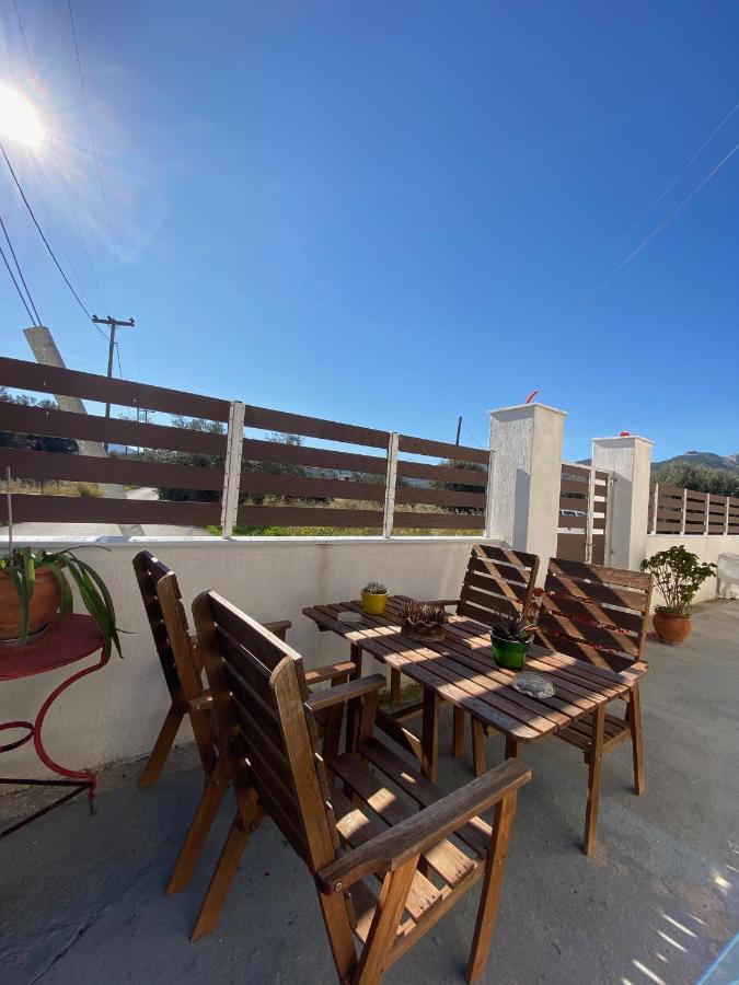 Mpanos Sea Apartment 1 لوترا أوراياس إلينيس المظهر الخارجي الصورة